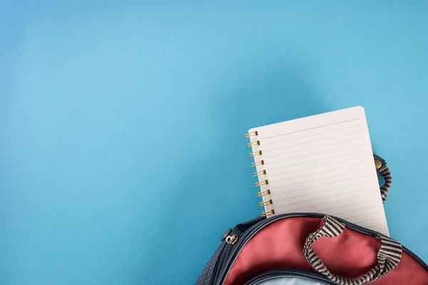 Mochila Escolar Cuaderno Sobre Fondo Azul —  Fotos de Stock