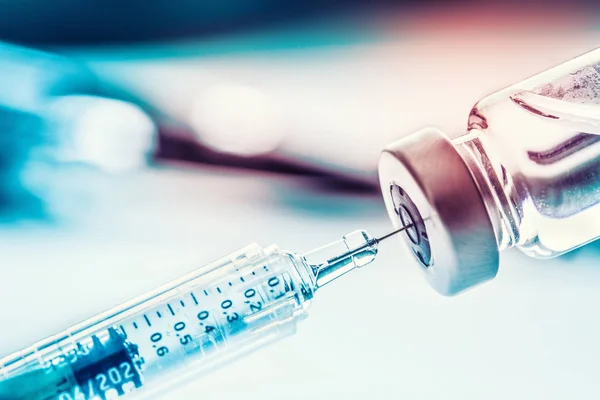 Jeringa Médica Primer Plano Con Una Vacuna — Foto de Stock