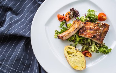 Pub veya restoran menü olarak beyaz bir tabak içinde Barbekü domuz kaburga ızgara.