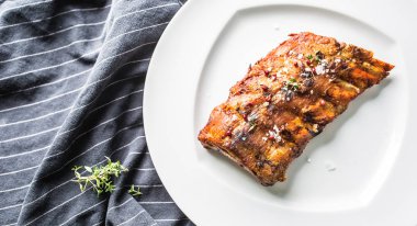 Pub veya restoran menü olarak beyaz bir tabak içinde Barbekü domuz kaburga ızgara.