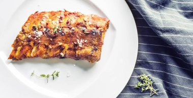 Pub veya restoran menü olarak beyaz bir tabak içinde Barbekü domuz kaburga ızgara.