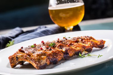 Pub veya restoran menü olarak beyaz bir tabak içinde Barbekü domuz kaburga ızgara.