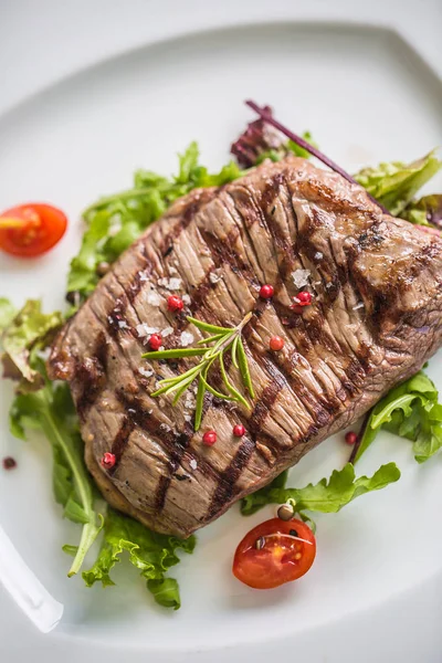 Close Porção Bife Flanco Suculento Salada Vegetal Sal Pimenta Alecrim — Fotografia de Stock