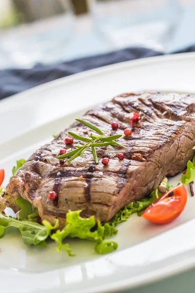 Närbild Del Saftig Flankstek Från Grönsakssallad Salt Peppar Och Rosmarin — Stockfoto