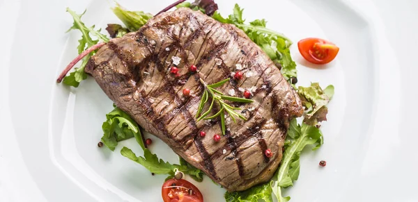 Parte Cerca Filete Jugoso Flanco Ensalada Verduras Sal Pimienta Romero —  Fotos de Stock