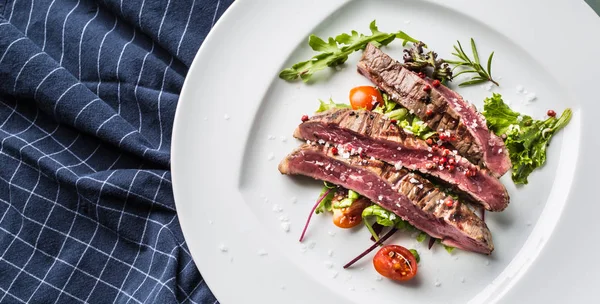 Närbild Del Saftig Flankstek Från Grönsakssallad Salt Peppar Och Rosmarin — Stockfoto