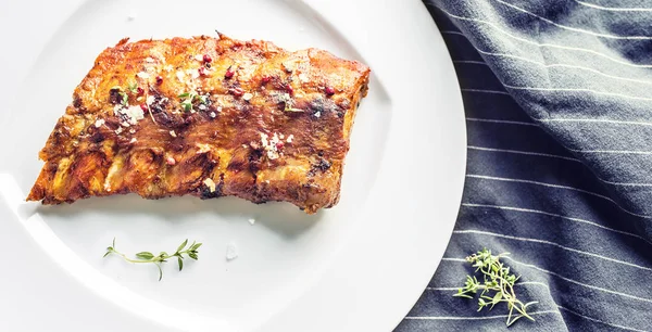 Pub veya restoran menü olarak beyaz bir tabak içinde Barbekü domuz kaburga ızgara.