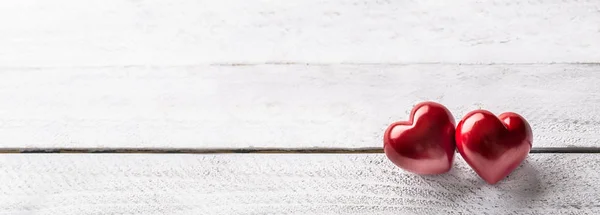 Dos Corazones Rojos Mesa Madera Banner Panorámico Romántico Para Valetines — Foto de Stock