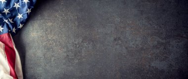 Amerikan bayrağı üzerinde boş alan ile karanlık beton. 4 Temmuz Gaziler veya bize bağımsızlık günü.