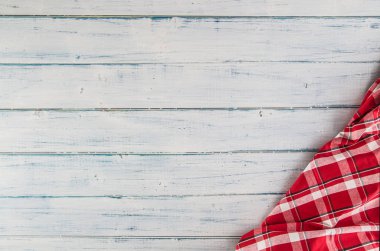 Ahşap masa üzerinde görünüm kırmızı kareli masa örtüsü üst.