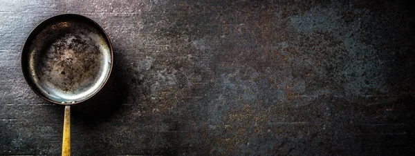Κορυφή Του Προβολή Άδειο Τηγάνι Παλιά Ψητό Σκούρο Συγκεκριμένος Πίνακας — Φωτογραφία Αρχείου