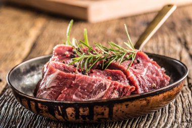 Sığır eti tenterloin biftek yakın çekim dilim tuz biber ve biberiye.