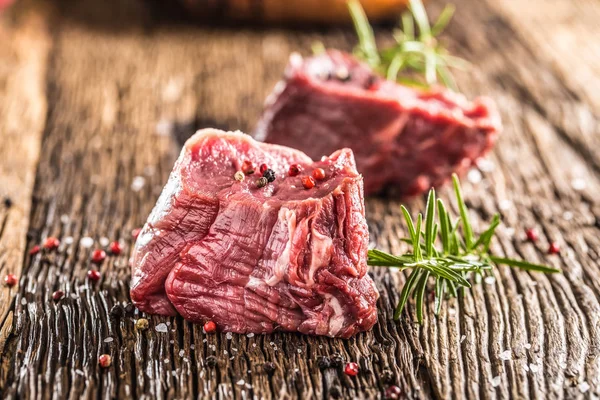 Sığır Eti Tenterloin Biftek Yakın Çekim Dilim Tuz Biber Biberiye — Stok fotoğraf