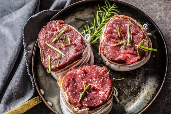 Biefstuk Varkenshaas Omwikkeld Spek Opgeslagen Pan — Stockfoto