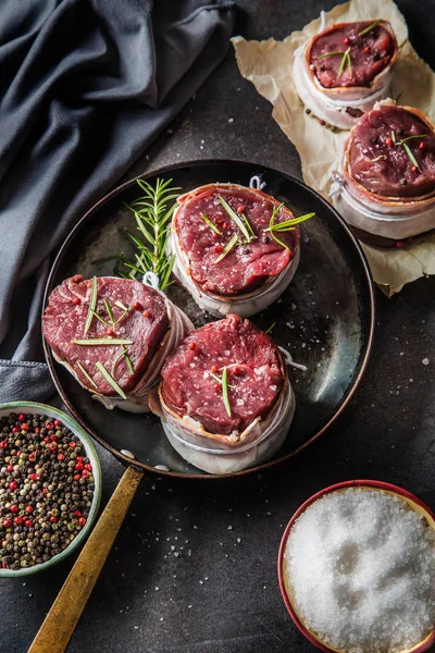 Biefstuk Varkenshaas Omwikkeld Spek Opgeslagen Pan — Stockfoto