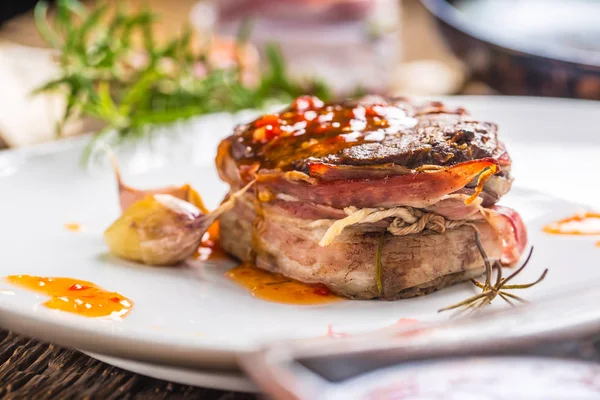 Bife Grelhado Lombo Vaca Com Molho Pimenta Prato Branco — Fotografia de Stock