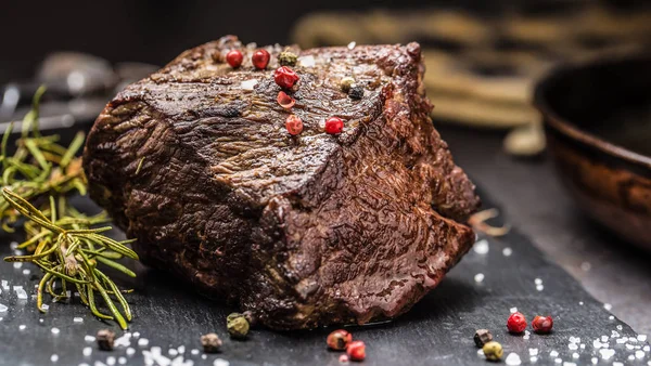 Sappige Biefstuk Met Kruiden Specerijen Snijplank — Stockfoto