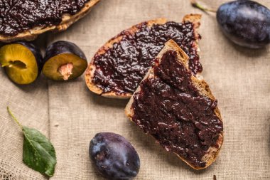 Kahvaltı ev yapımı erik reçeli ekmek ve taze olgun erik.