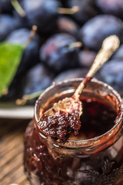 Cuchara Cerca Mermelada Ciruela Ciruelas Frescas Fondo —  Fotos de Stock