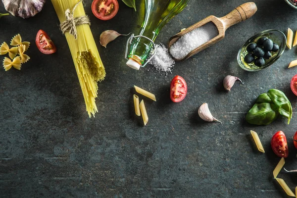 Top View Składników Kuchni Włoskiej Śródziemnomorskiej Makaron Spaghetti Pene Makaron — Zdjęcie stockowe