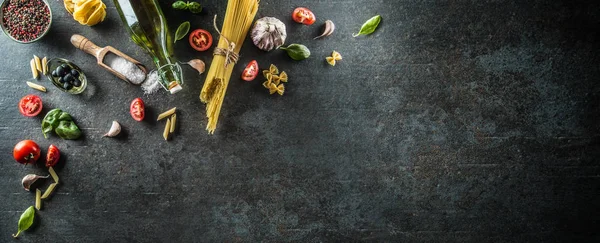 Зверху Зору Інгредієнти Італійської Або Середземноморської Кухні Макарони Спагетті Пєнє — стокове фото