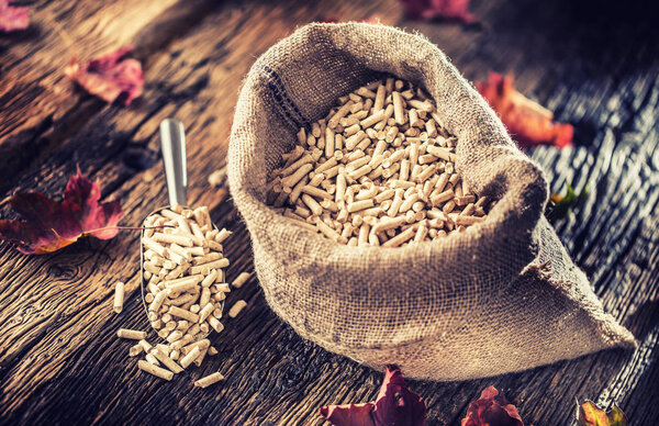 Деревянные гранулы из биомассы в старом мешке
.