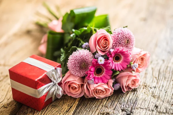 Mooie Boeket Bloemen Met Rode Gift Houten Tafel — Stockfoto