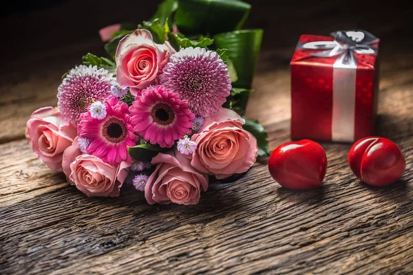 Mooie Boeket Bloemen Met Rode Cadeau Harten Houten Tafel — Stockfoto