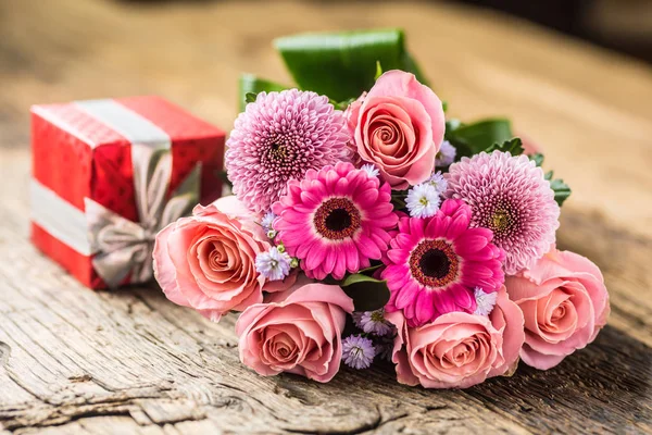 Mooie Boeket Bloemen Met Rode Gift Houten Tafel — Stockfoto