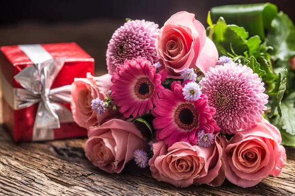 Mooie Boeket Bloemen Met Rode Gift Houten Tafel — Stockfoto