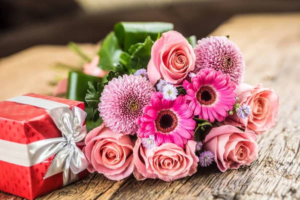 Mooie Boeket Bloemen Met Rode Gift Houten Tafel — Stockfoto