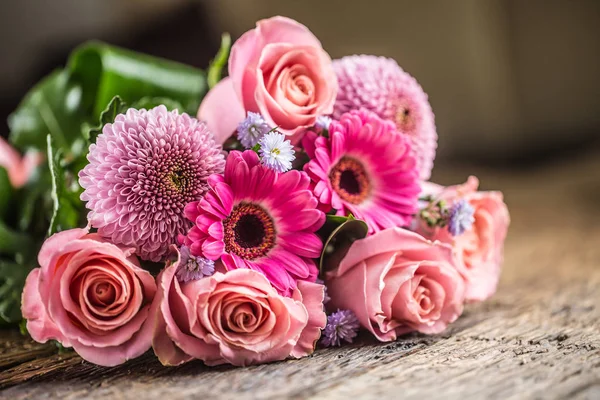 Γκρο Πλαν Όμορφο Μπουκέτο Λουλούδια Στο Ξύλινο Τραπέζι — Φωτογραφία Αρχείου