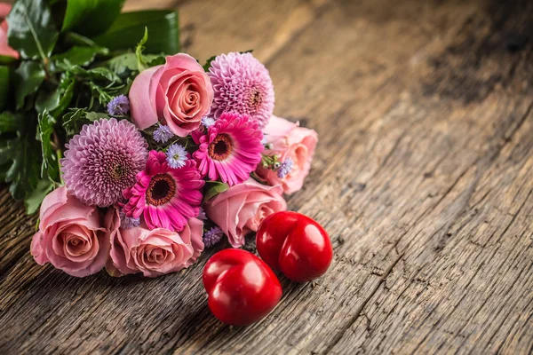 Hermoso Ramo Flores Con Dos Corazones Rojos Mesa Madera — Foto de Stock