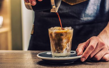 Barcounter üzerinde fres buzlu kahve yapma barista bir yakın çekim.