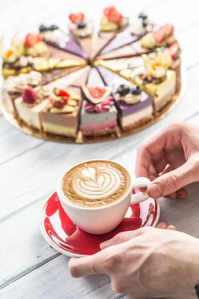 Kopp Konst Kaffe Cappiciino Och Mini Raw Tårtor — Stockfoto