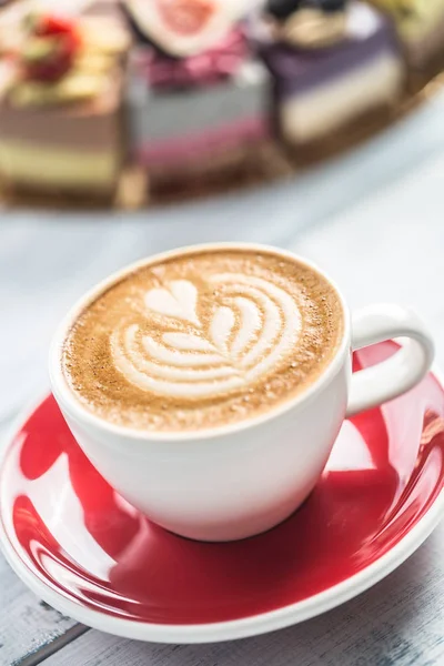 Egy Csésze Kávé Művészet Cappiciino Mini Nyers Sütemények — Stock Fotó