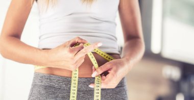 Kadın holding ölçme bant müstehcen jest gösterilen.