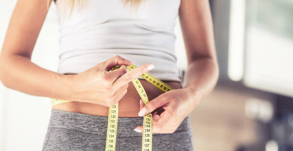 Женщина с измерительной лентой показывает непристойный жест
.