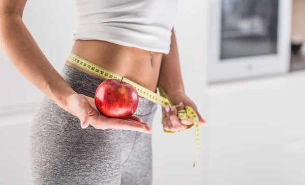 Figura Sportiva Una Donna Attraente Con Mela Rossa Nastro Adesivo — Foto Stock