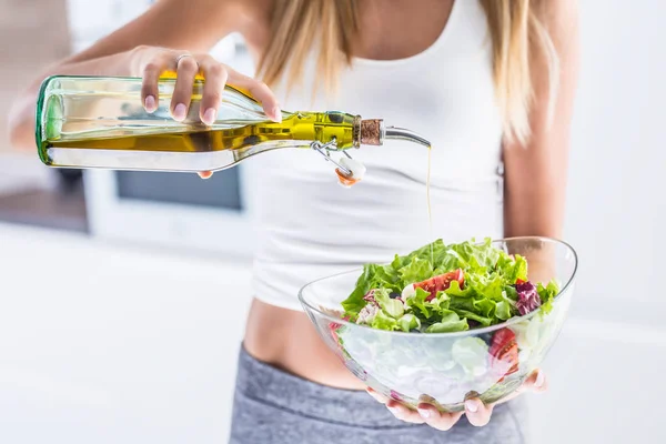 Jovem Mulher Atraente Derramando Azeite Salada Legumes Frescos — Fotografia de Stock