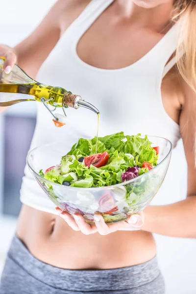 Jovem Mulher Atraente Derramando Azeite Salada Legumes Frescos — Fotografia de Stock