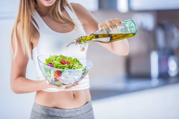 Jovem Mulher Atraente Derramando Azeite Salada Legumes Frescos — Fotografia de Stock