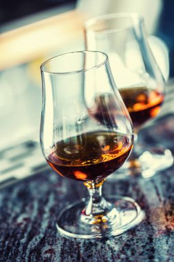 Bardak konyak ROM konyak ya da viski içki bir bar ile gece kulübünde counter.