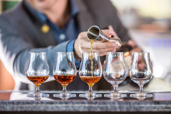 Barman Profissional Preparando Cinco Bebidas Alcololic Ele Derramando Rum Alta — Fotografia de Stock