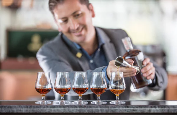 Barman Profissional Preparando Cinco Bebidas Alcololic Ele Derramando Rum Alta — Fotografia de Stock