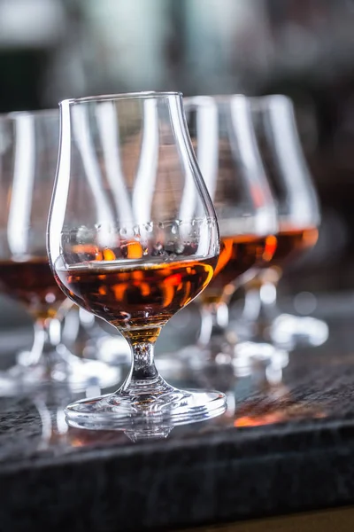 Bekers Met Een Cognac Rum Cognac Whisky Drinken Een Balk — Stockfoto