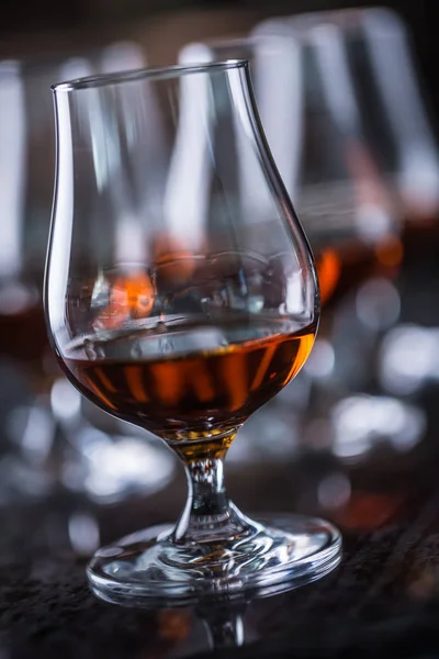 Tassen Mit Einem Cognac Rum Brandy Oder Whiskey Drink Der — Stockfoto