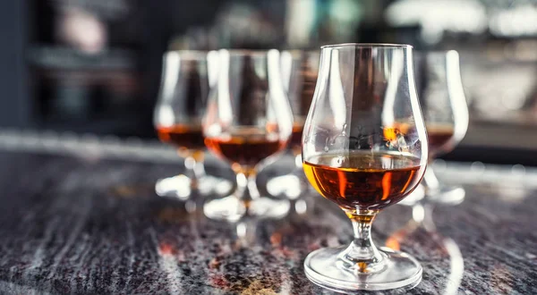 Bekers Met Een Cognac Rum Cognac Whisky Drinken Een Balk — Stockfoto