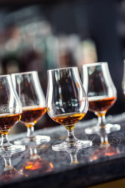 Bekers Met Een Cognac Rum Cognac Whisky Drinken Een Balk — Stockfoto