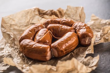  Görünüm ham küçük kokteyl sosis kesme tahtası üzerinde üst.